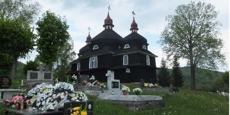 Nizny-Komarnik-kerk-begraafplaats-bloemen-Slowakije