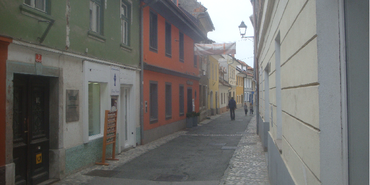 Kranj-Presernova-Ul-straat-straatleven-steeg-Slovenië