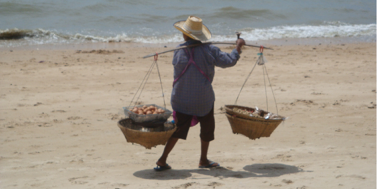 Ko-Chang-verkoper-rieten-hoet-Long-Beach-strand-eiland-Thailand