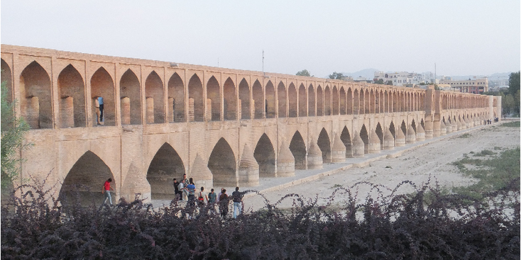 Khaju-brug-Isfahan-Iran-rivier-droog-bedding