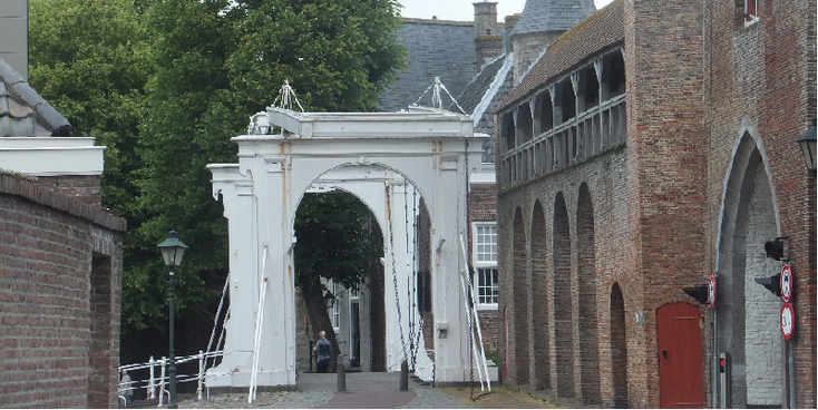 Zierikzee-hangbrug-wit-Zeeland-Nederland