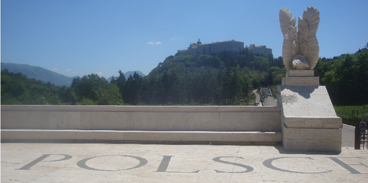 Heuvel-593-Monte-Cassino-klooster-standbeeld-herinnering-begraafplaats-Pools-Italië