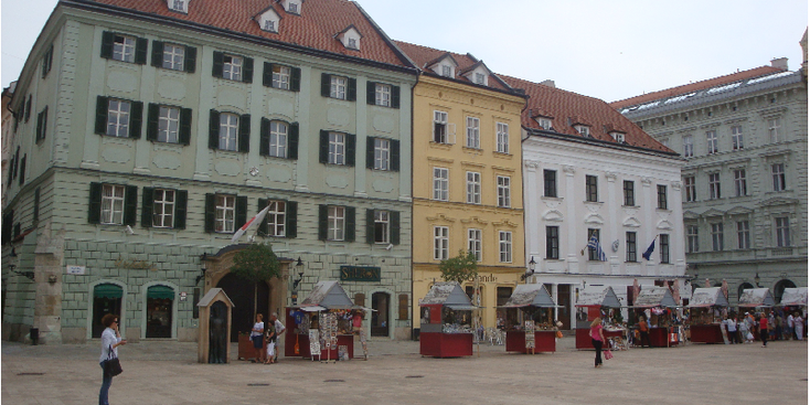 Bratislava-plein-gekleurde-herenhuizen-koopmanshuizen-Slowakije