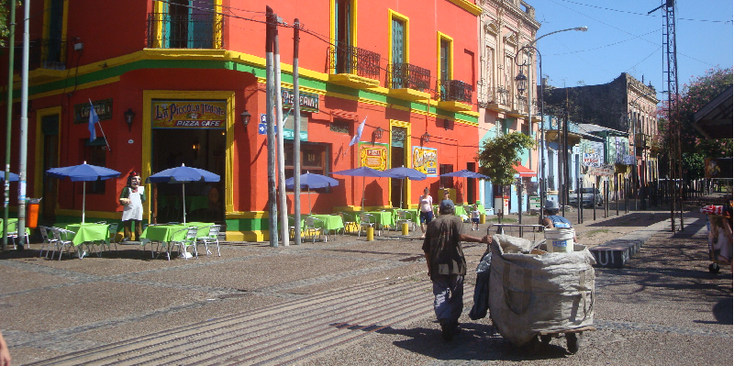 San-Telmo-Boca-fel-oranje-gekleurde-gebouwen-huizen-Buenos-Aires-Argentinië