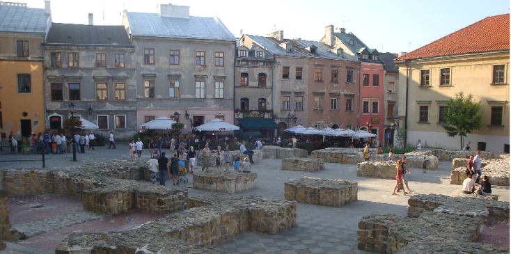 Plac-po-Farze-Joodse-Grodzha-poort-fundamenten-buurt-Lublin-Polen