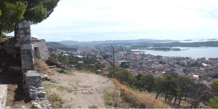 Sibenek-citadel-fort-ruiine-berg-uitzicht-Adriatische-zee-Kroatië