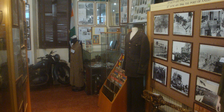 Anzio-Beachhead-museum-vitrines-uniform-wapens-foto-WW2-Italië