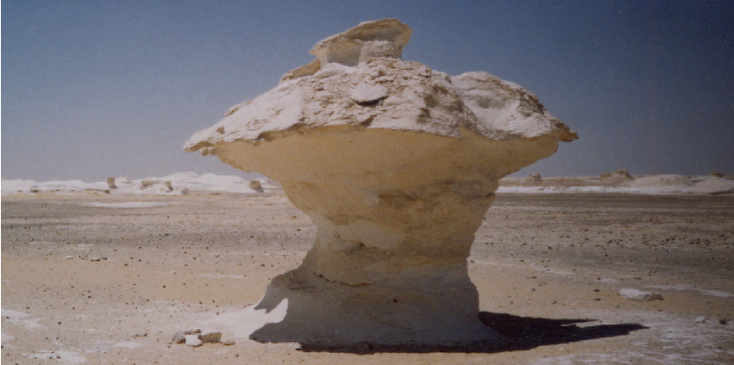 Farafra-oase-Egypte-woestijn-Sahara-rotsen-witte-jeep-tour