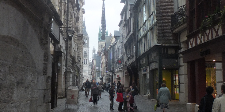 Rouen-Rue-de-Gros-Horloge-winkelstraat-Frankrijk