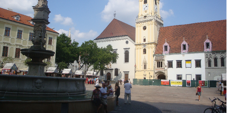 Bratislava-kerk-plein-Slowakije