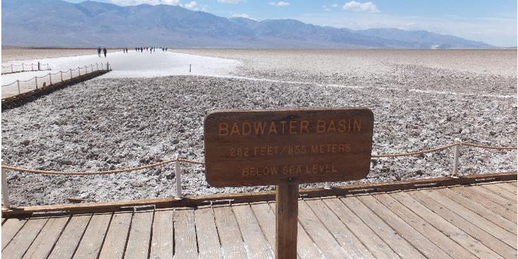 Death-Valley-Badwater-Basin-zoutvlakte-bord-boardwalk-vallei-Californië-Verenigde-Staten