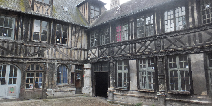Rouen-Frankrijk-Engels-straten-gekleurde-vakman-huizen-hout-binnenplein