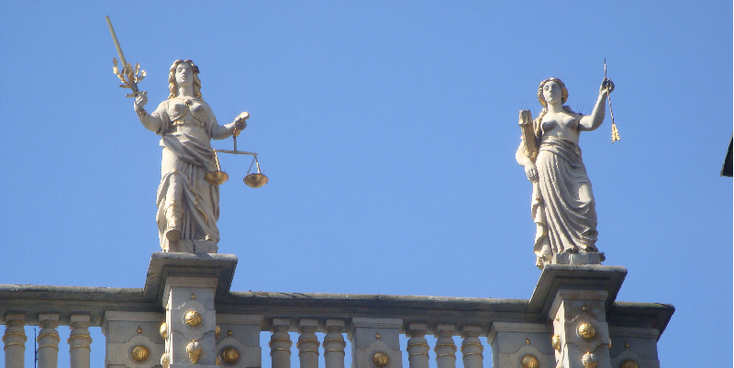 Polen-religieuze-beelden-rechtsgebouw-vrouwe-Justitia
