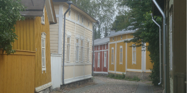 Vanha-Kauppatori-Rauma-houten-gekleurde-huizen-kasseien-Finland