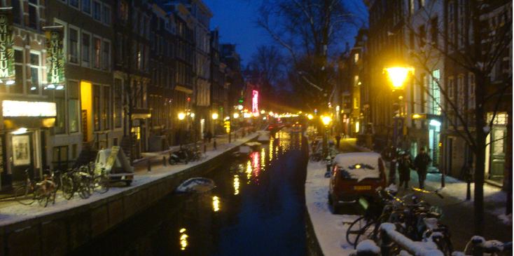 Oudezijds-achterburgwal-wallen-warme-buurt-roze-gracht-hoeren-Amsterdam