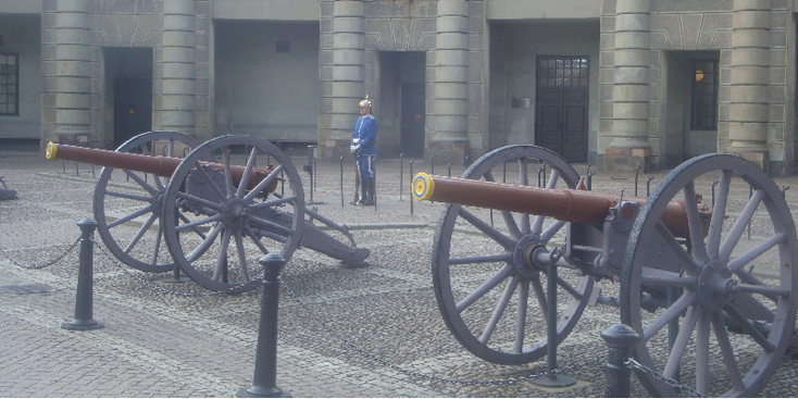 Koninklijk-Paleis-Garde-Stockholm-Changing-of-the-Guard-wisseling-wacht-blauw-vlag-kanon