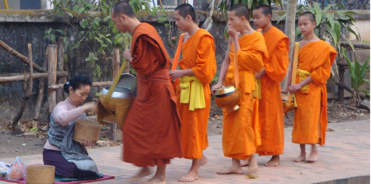 Luang-Prabang-Laos-monnik-oranje-jurk-boeddha-eten-ophalen