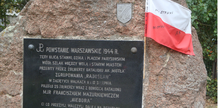 Getto-opstand-Warchau-monument-steen-vlag-Polen