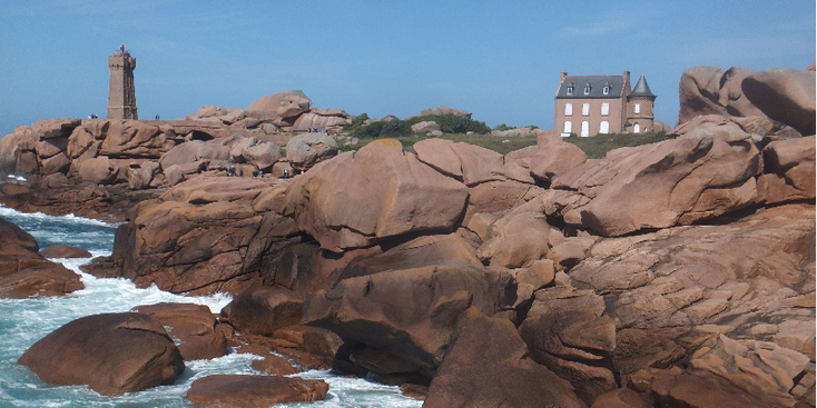Côte-de-Granit-Rose-rotsen-vuurtoren-roze-Bretagne-Frankrijk