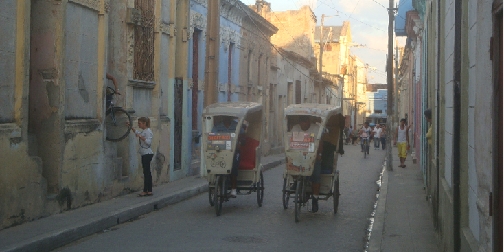 Camaguey-Cuba-straatleven-tuk-tuk-bicicycle