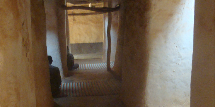 Bobo-Dioulasso-Grande-Moskee-binnen-gangen-tapijt-Burkina-Faso
