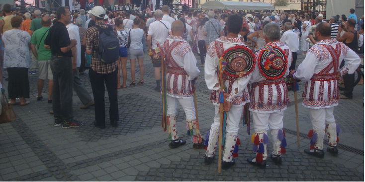 Sibiu-Roemenië-de-ogen-plein-festiviteiten-traditionele-kleding
