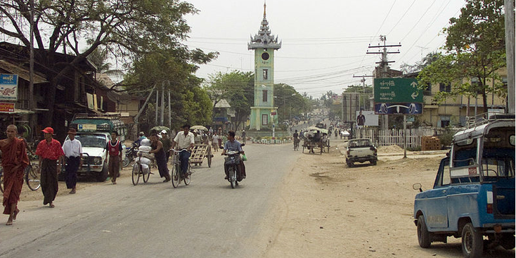 Meiktila-kloktoren-clock-tower-straatleven-Myanmar-Birma