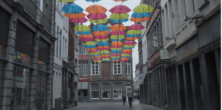 Tournai-Doornik-paraplu-straat-België