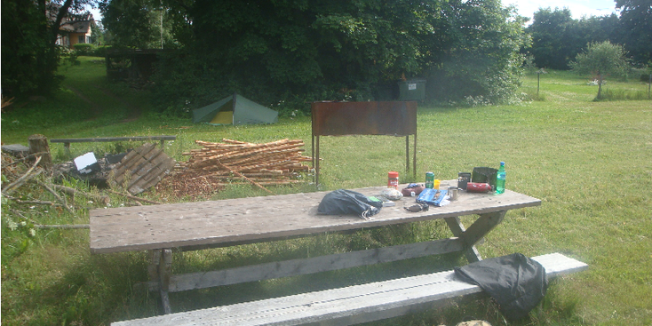 Toomarahva-Turismitalu-camping-picknicktafel-Lahemaa-Altja-nationaal-park-Estland 