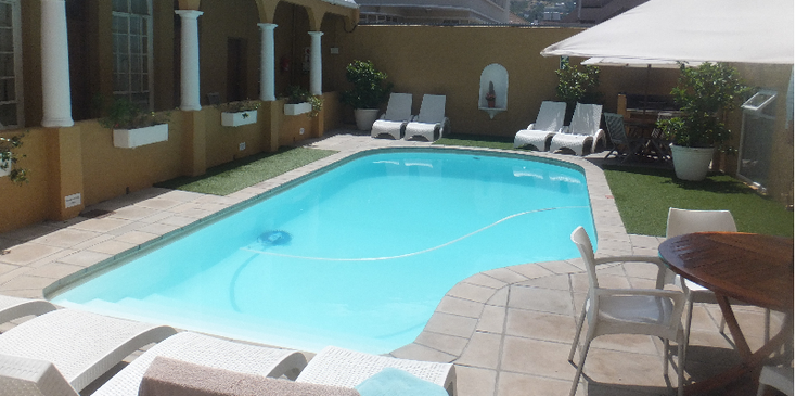 Ashanti-Lodge-Gardens-hostel-guesthouse-Kaapstad-Cape-Town-zwembad-Zuid-Afrika