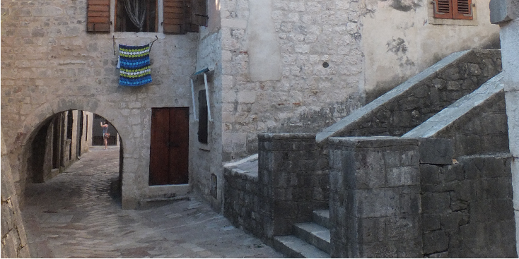 Perast-baai-van-Kotor-poort-steeg-trap-Montenegro
