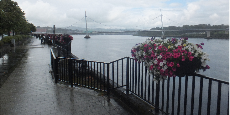 Londenderry-Waterside-Foyle-rivier-brug-Noord-Ierland-boulevard