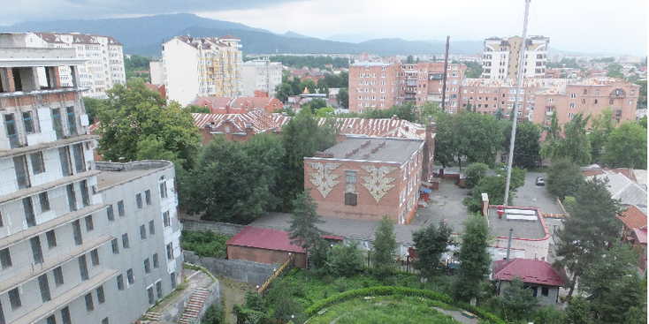 Vladikavkaz-hotel-uitzicht-Kaukasus-Rusland