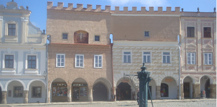 Telc-Namesti-Zachariase-Z-Hradce-driehoeks-plein-Tsjechie-gekleurde-koopmanshuizen