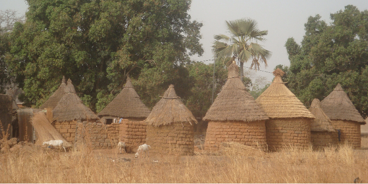 Banfora-lemen-hutjes-huizen-rieten-daken-Burkina-Faso