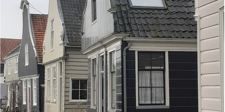 Nieuwendammerdijk-houten-huizen-dijk-Noord-Amsterdam