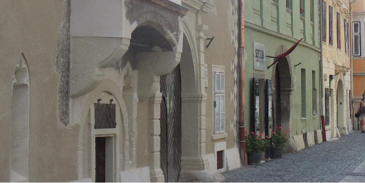 Sopron-Ter-plein-zuil-koopmanshuizen-vakmanshuizen-gekleurd-Hongarije