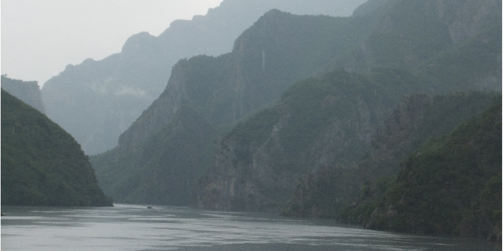 Koman-meer-Albanië-mist-nauwe-kliffen-doorgang-smal