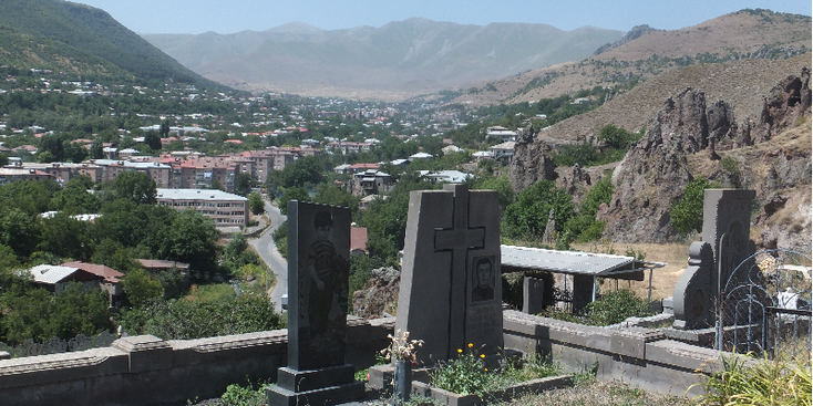 Goris-karst-gebergte-vulkanische-pilaren-pieken-stenen-huizen-Armenië