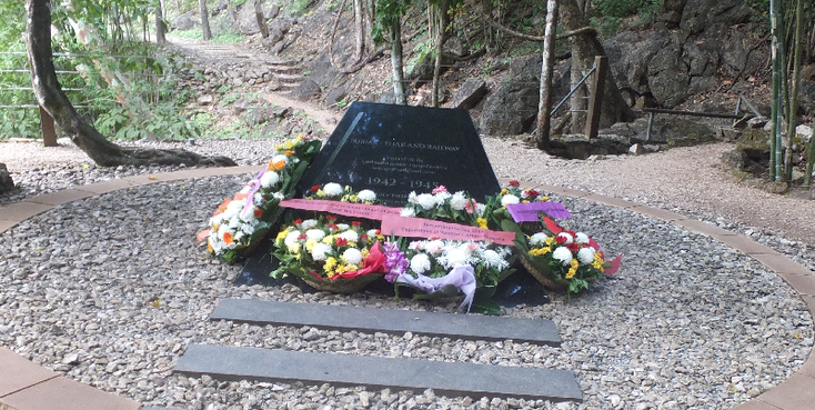 Hell-Fire-Pass-Sai-Yok-monument-bloemen-treinpad-dodenspoorlijn-Thailand