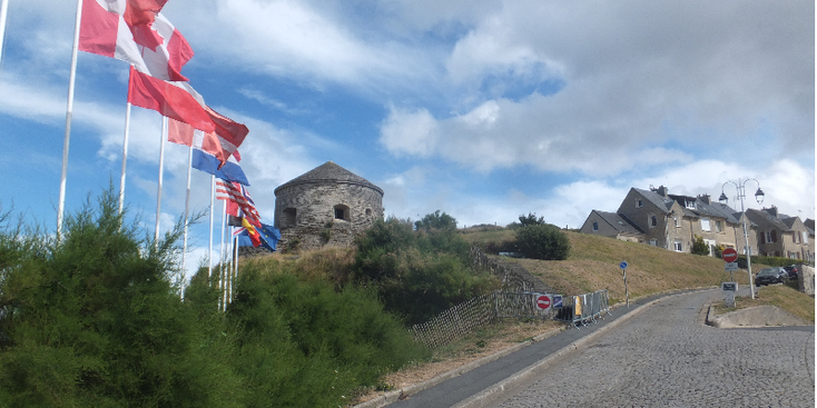 Port-en-Bessin-haven-vlag-Vauban-toren-Normandië-Frankrijk