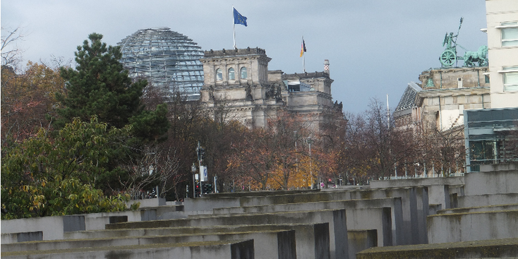 Reichstag-Brandenburger-Tor-Holocaust-museum-blokken-koepel-vlag-Berlijn-Duitsland