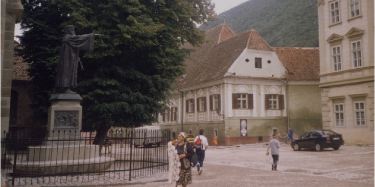 Brasov-standbeeld-straatbeeld-hek-Roemenië