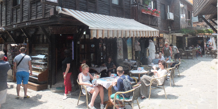 Nesebar-winkelstraat-shopping-souvenir-houten-huizen-Bulgarije