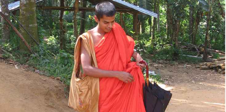 Kitulgala-monnik-paraplu-Sri-Lanka