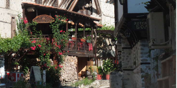 Melnik-Ottomaanse-huizen-balkon-bloemen-architectuur-Bulgarije