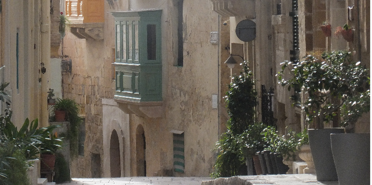 Valletta-Three-Cities-drie-steden-balkons-straten-plantenbakken-Malta