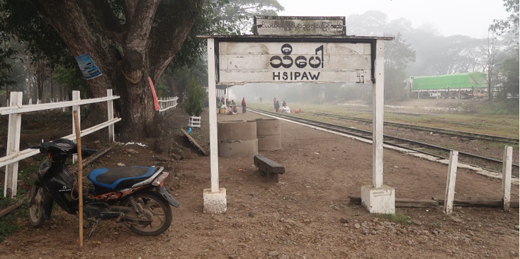 Hsipaw-trein-bord-platform-rails-Myanmar-Birma