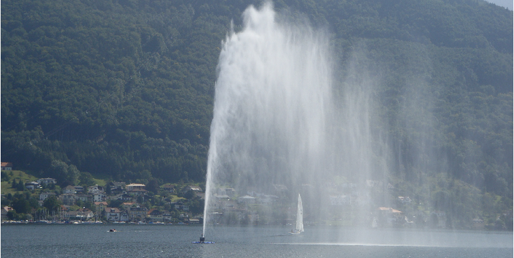 Fonteinen in de Traunsee schieten water hoog de lucht in