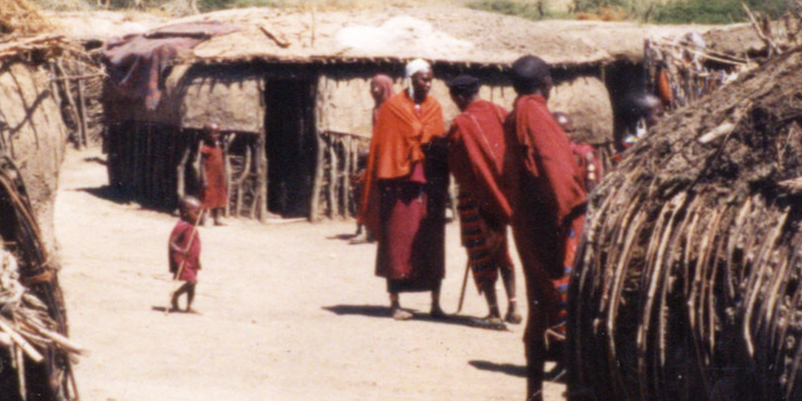 Masai-dorp-plaggen-hutten-riet-lokale-bevolking-rode-kleden-Tanzania-Serengeti-nationaal-park